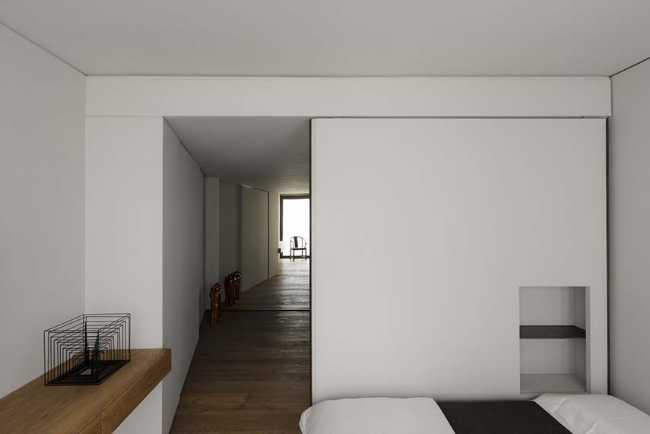 Casa CS. Cracks of company, light and curiosity between nature and sky