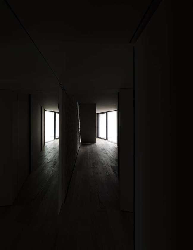 Casa CS. Cracks of company, light and curiosity between nature and sky