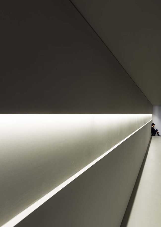 Casa CS. Cracks of company, light and curiosity between nature and sky