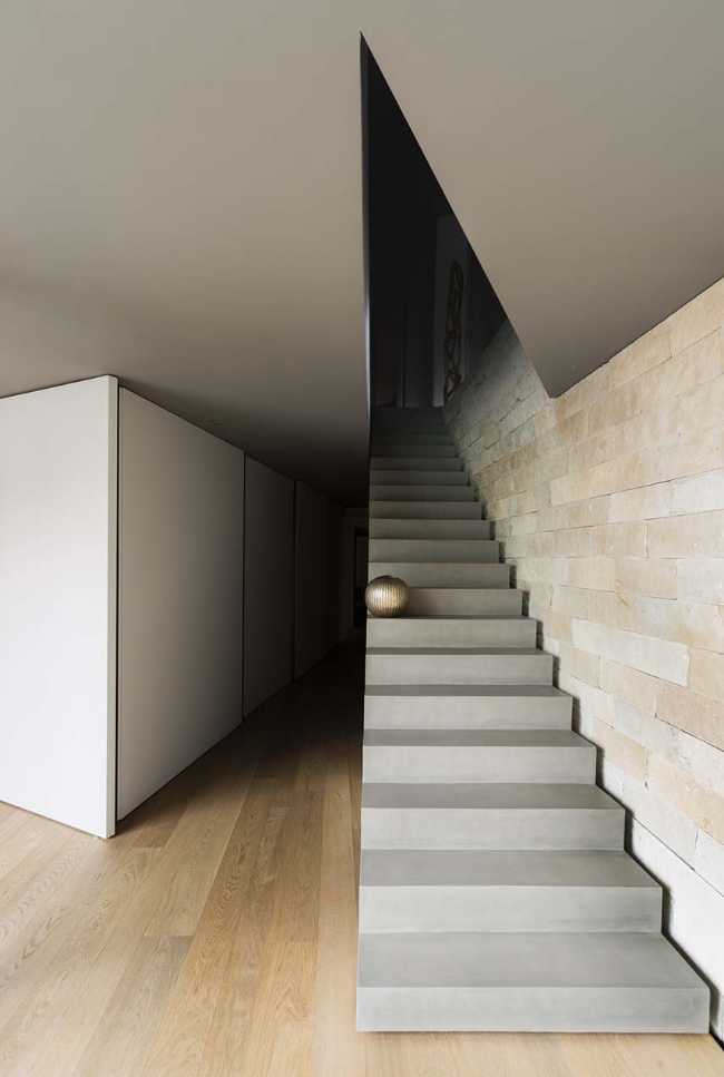 Casa CS. Cracks of company, light and curiosity between nature and sky