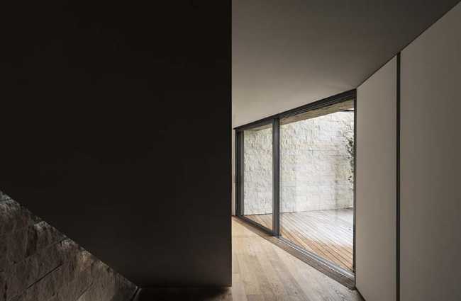 Casa CS. Cracks of company, light and curiosity between nature and sky
