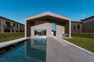 House Born: harmony of volumes where light embraces architecture