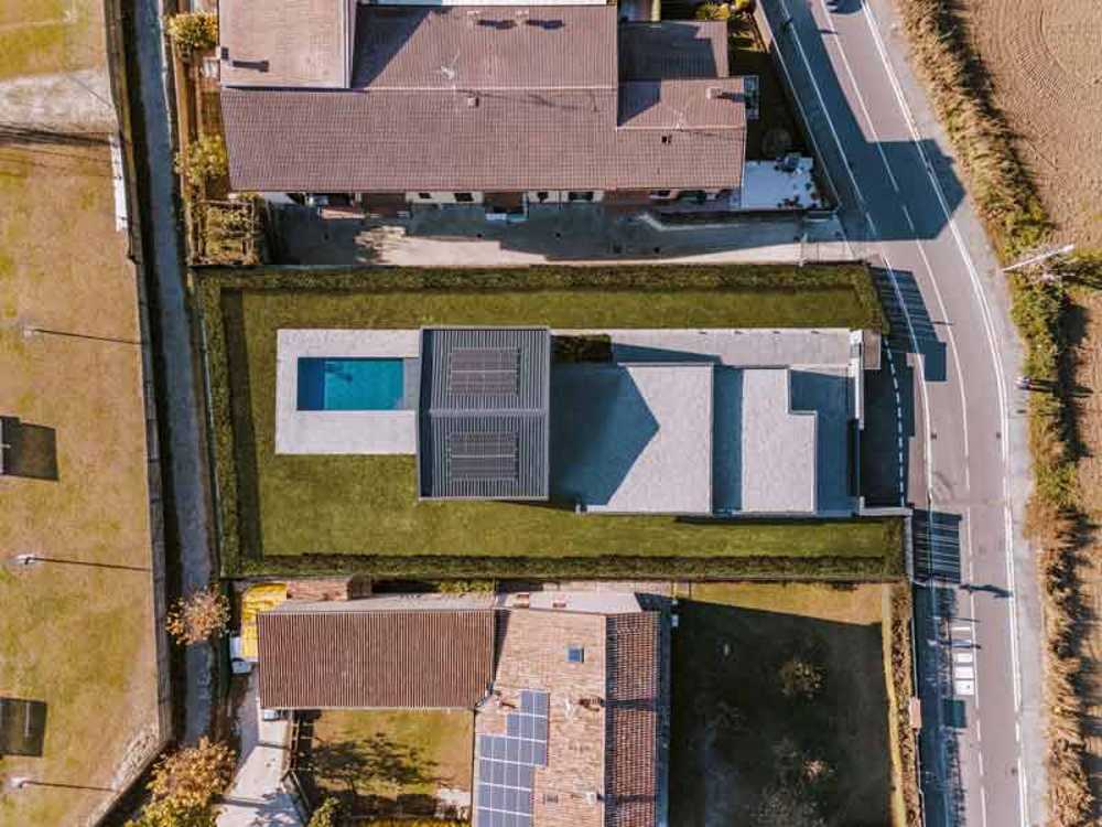 House Born: harmony of volumes where light embraces architecture