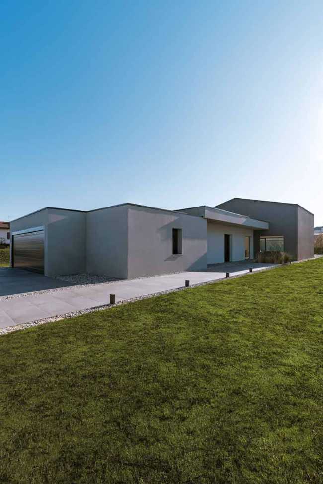 House Born: harmony of volumes where light embraces architecture