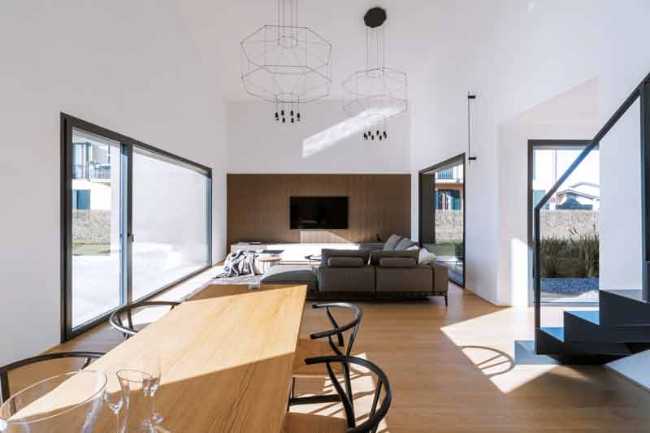 House Born: harmony of volumes where light embraces architecture