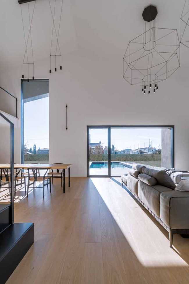 House Born: harmony of volumes where light embraces architecture