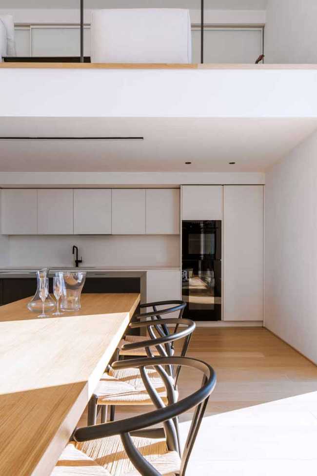 House Born: harmony of volumes where light embraces architecture