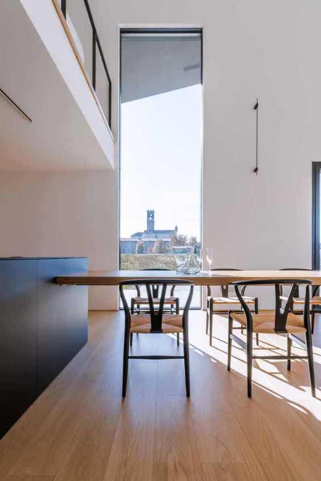 House Born: harmony of volumes where light embraces architecture