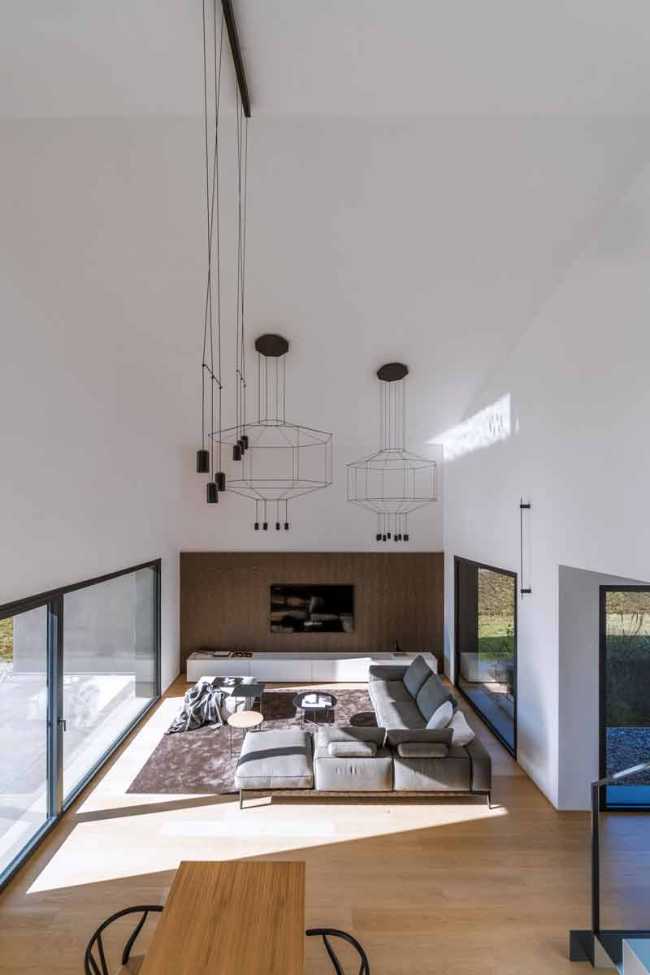 House Born: harmony of volumes where light embraces architecture