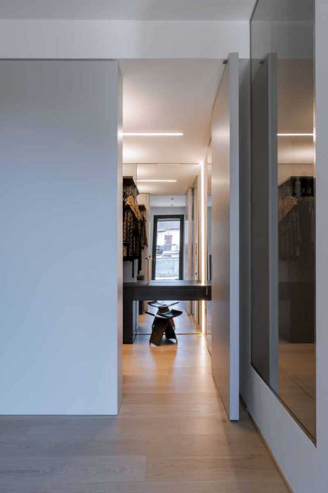 House Born: harmony of volumes where light embraces architecture
