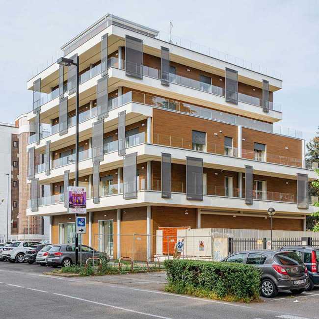 Residenza Gorki 75 a Cinisiello Balsamo. Solido squadrato e legno Decò