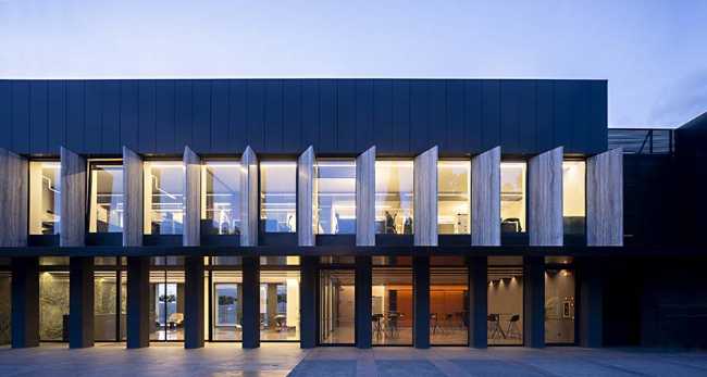 Headquarters Capua1880: landmark d'une transformation régénérative