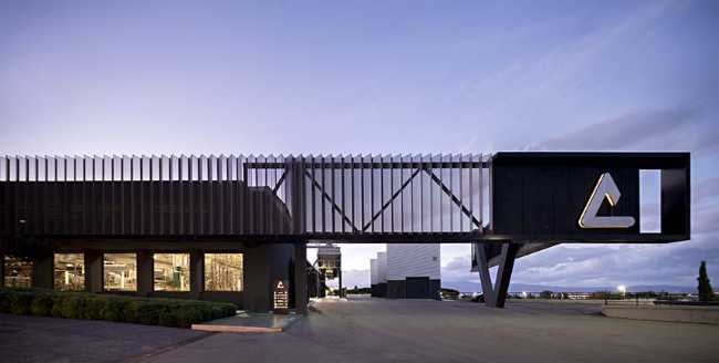 Headquarters Capua1880: landmark d'une transformation régénérative