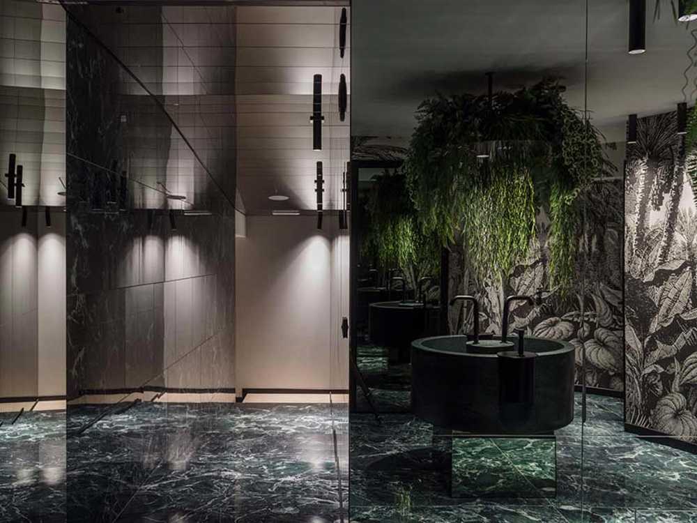 Restaurante KANTO con estructuras tubulares, mármol, latón y terciopelo