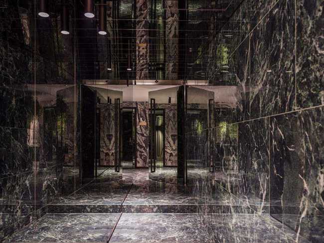 Restaurante KANTO con estructuras tubulares, mármol, latón y terciopelo