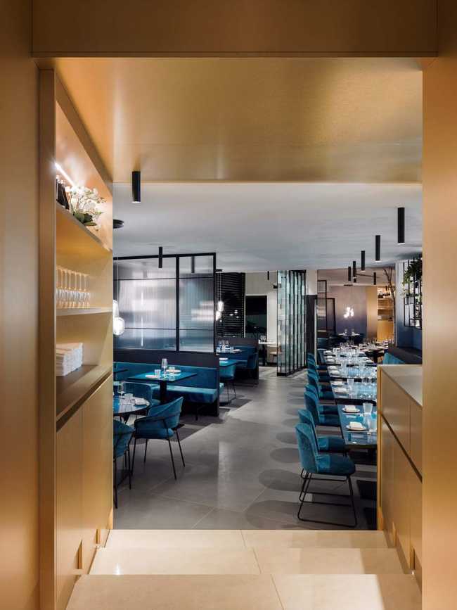 Restaurante KANTO con estructuras tubulares, mármol, latón y terciopelo