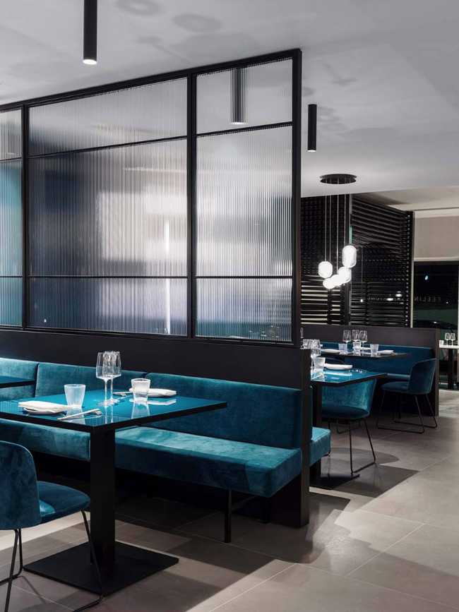 Restaurante KANTO con estructuras tubulares, mármol, latón y terciopelo