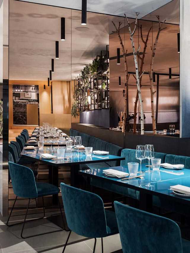 Restaurante KANTO con estructuras tubulares, mármol, latón y terciopelo