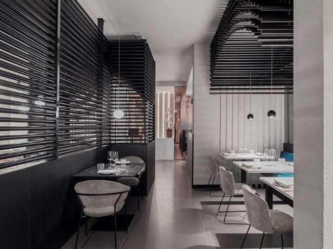 Restaurante KANTO con estructuras tubulares, mármol, latón y terciopelo