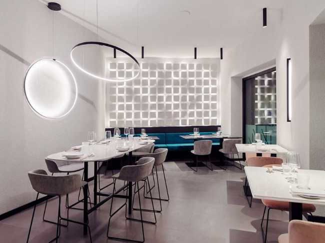 Restaurante KANTO con estructuras tubulares, mármol, latón y terciopelo