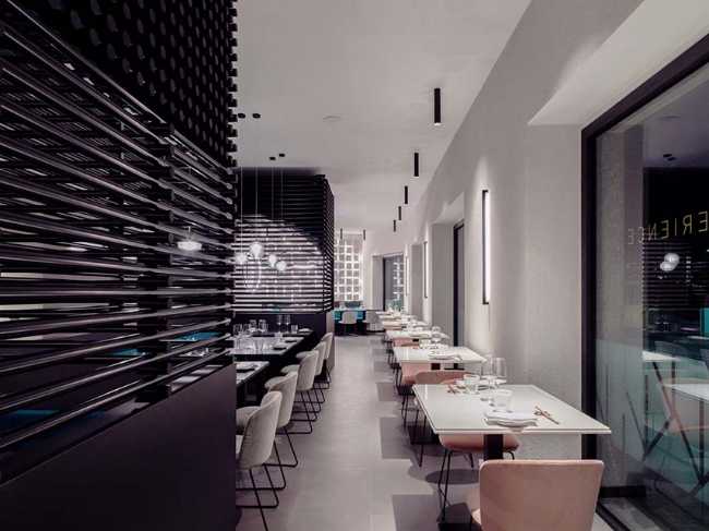 Restaurante KANTO con estructuras tubulares, mármol, latón y terciopelo