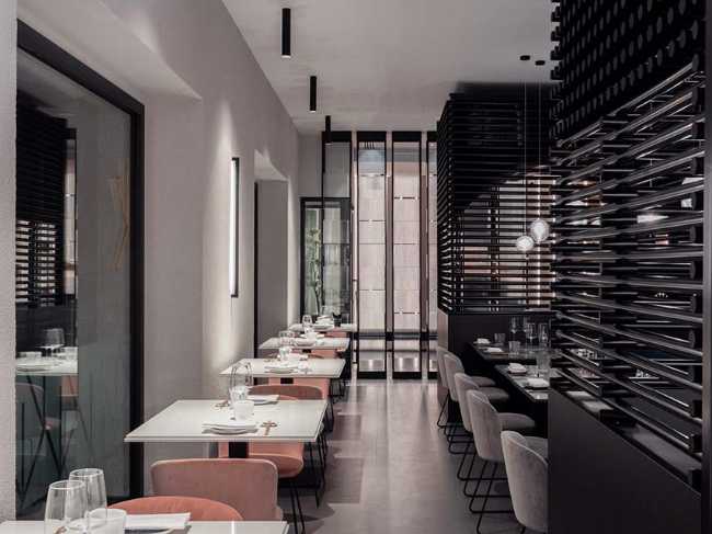 Restaurante KANTO con estructuras tubulares, mármol, latón y terciopelo