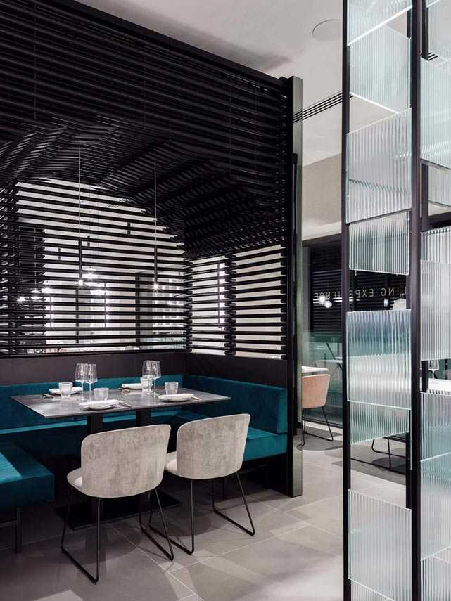 Restaurante KANTO con estructuras tubulares, mármol, latón y terciopelo