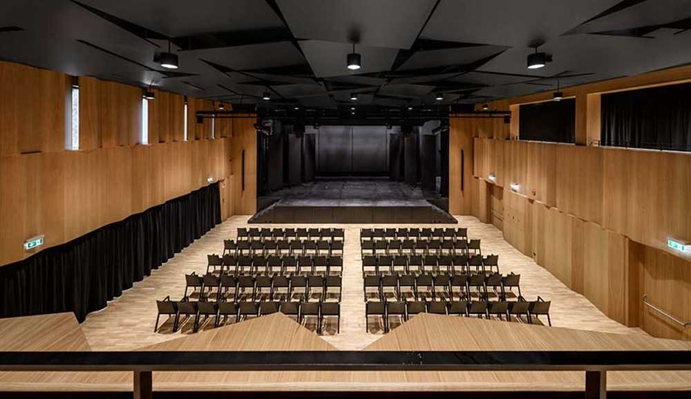 Interior de Casa Asociaciones Falzes arquitectura para la Comunidad