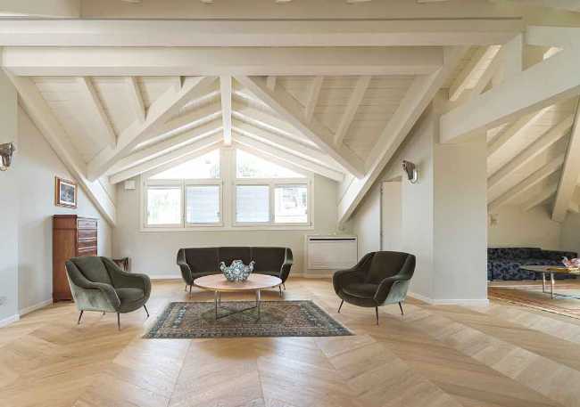 Tetti in legno per edifici residenziali in CA. Integrazione progettuale di luce, manti, sedum e off-site per un'architettura moderna ed economica