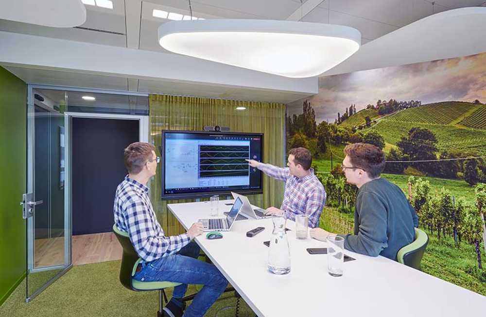 Stimulating creative thinking through color: PLUS Vario offices