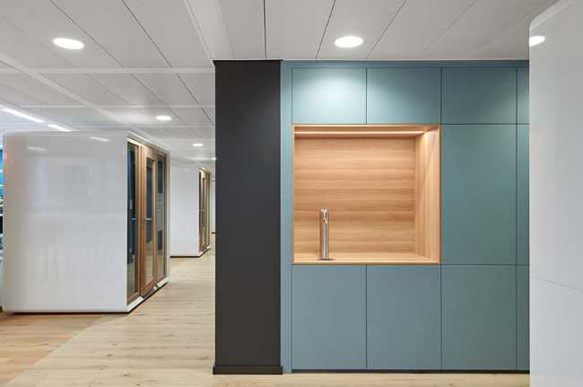 Stimulating creative thinking through color: PLUS Vario offices