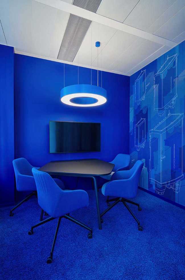 Stimulating creative thinking through color: PLUS Vario offices
