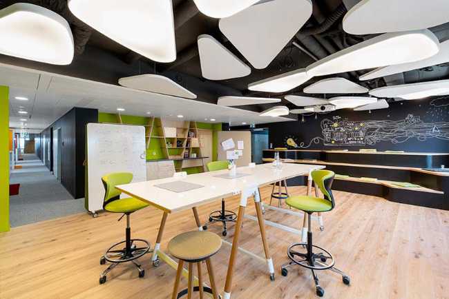 Stimulating creative thinking through color: PLUS Vario offices