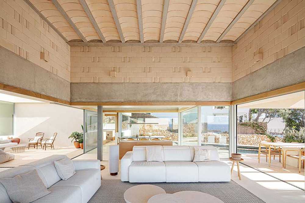From difficulty to design opportunity. Bundle House in Menorca