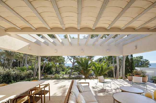 From difficulty to design opportunity. Bundle House in Menorca