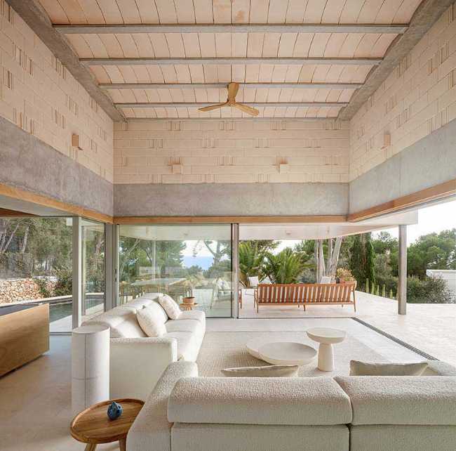 From difficulty to design opportunity. Bundle House in Menorca