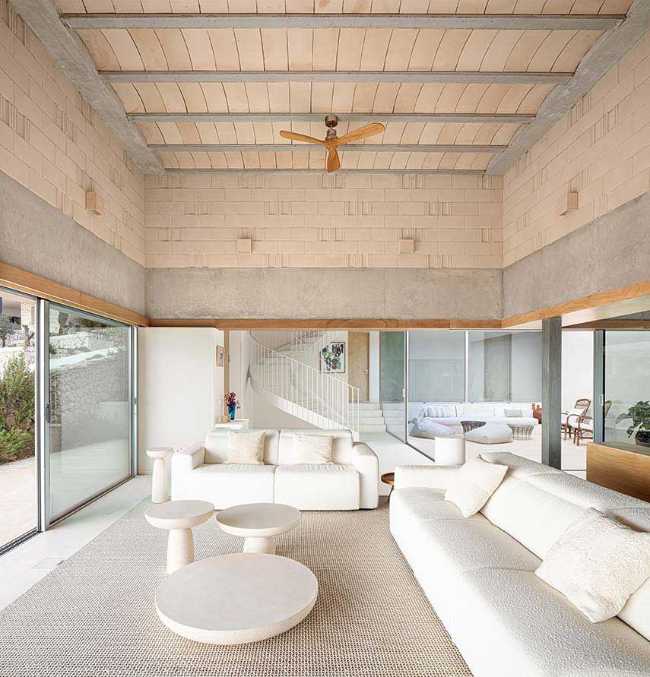 From difficulty to design opportunity. Bundle House in Menorca