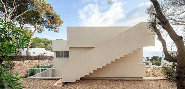 From difficulty to design opportunity. Bundle House in Menorca