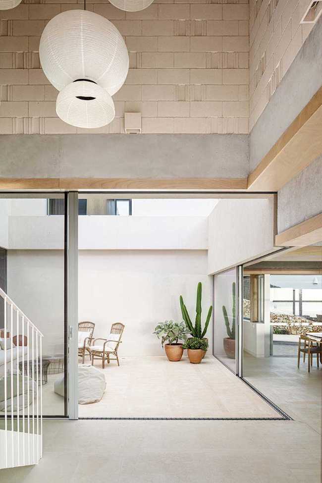 From difficulty to design opportunity. Bundle House in Menorca