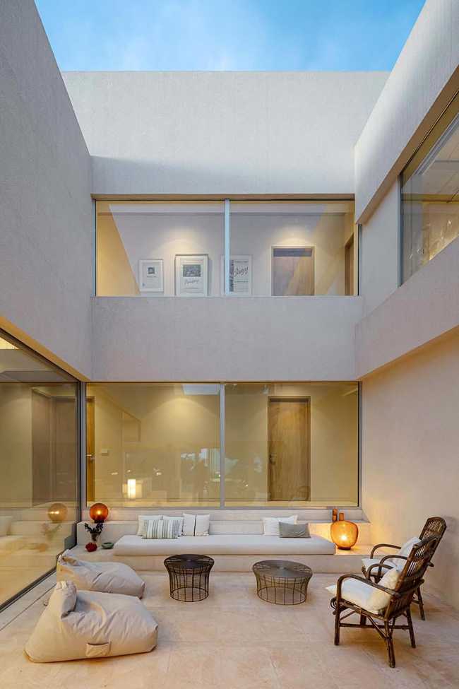 From difficulty to design opportunity. Bundle House in Menorca