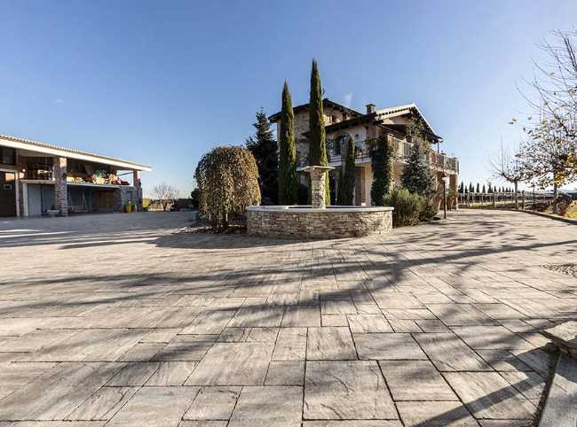 Pavimentazione di prestigio nella Valle Infernotto: il progetto che esalta estetica e funzionalità