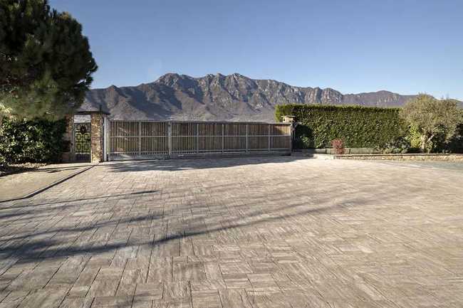 Pavimentazione di prestigio nella Valle Infernotto: il progetto che esalta estetica e funzionalità