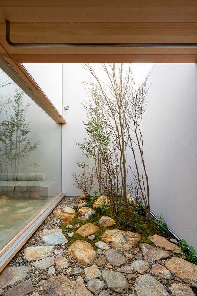 Casa en Shukugawa: intimidad y naturaleza en un refugio urbano