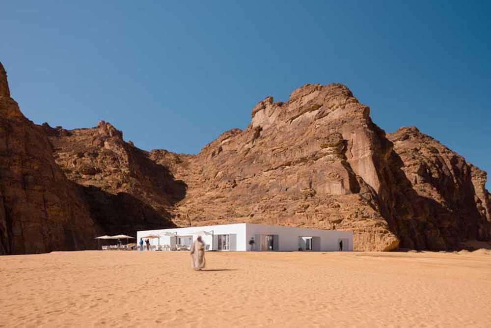 Centre des visiteurs de Desert X AlUla : le blanc contourne les rochers et morceaux de ciel