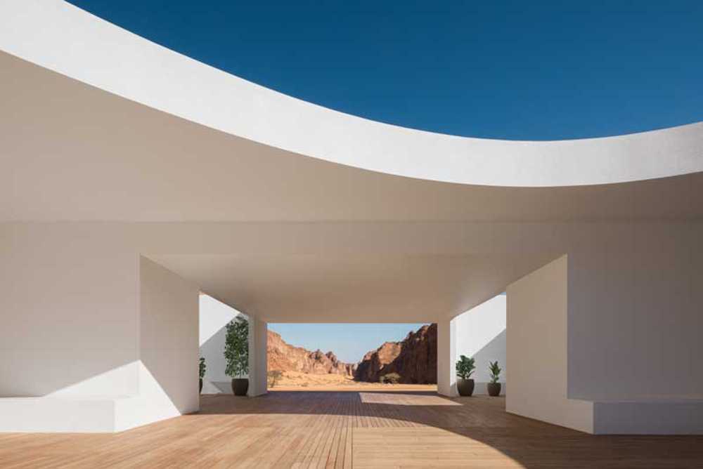Centre des visiteurs de Desert X AlUla : le blanc contourne les rochers et morceaux de ciel