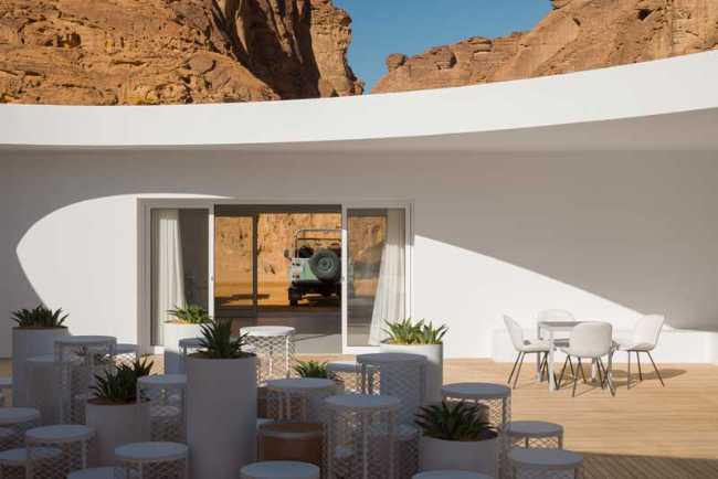 Centre des visiteurs de Desert X AlUla : le blanc contourne les rochers et morceaux de ciel