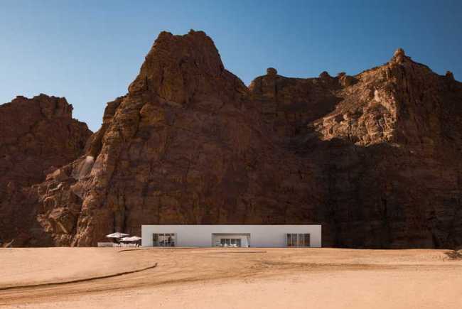 Centre des visiteurs de Desert X AlUla : le blanc contourne les rochers et morceaux de ciel