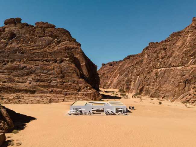 Centre des visiteurs de Desert X AlUla : le blanc contourne les rochers et morceaux de ciel