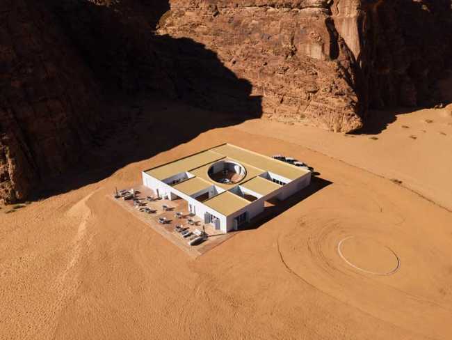 Centre des visiteurs de Desert X AlUla : le blanc contourne les rochers et morceaux de ciel