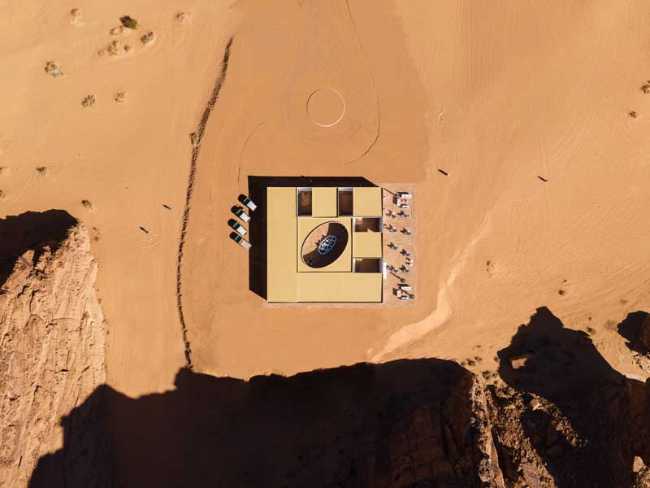 Centre des visiteurs de Desert X AlUla : le blanc contourne les rochers et morceaux de ciel